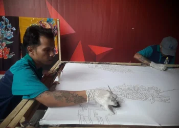 Napi di Lapas Kelas I Malang membatik dari balik jeruji besi.