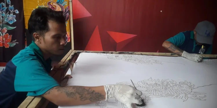 Napi di Lapas Kelas I Malang membatik dari balik jeruji besi.