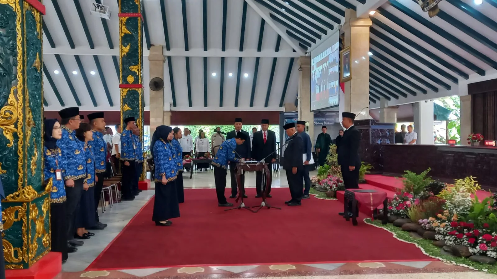 Penandatanganan berita acara pengambilan sumpah dan janji PNS.