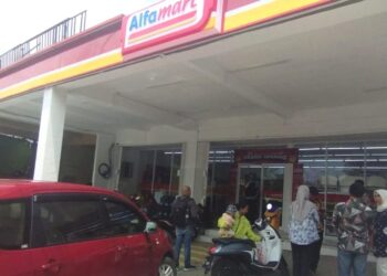 Petugas DPMPTSP Kota Batu saat meninjau toko modern Alfamart di Desa Giripurno, Kecamatan Bumiaji, Kota Batu, Kamis (28/12/2023)