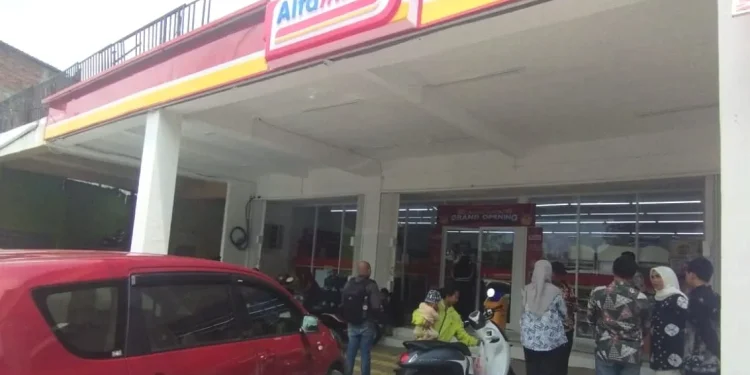 Petugas DPMPTSP Kota Batu saat meninjau toko modern Alfamart di Desa Giripurno, Kecamatan Bumiaji, Kota Batu, Kamis (28/12/2023)
