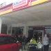 Petugas DPMPTSP Kota Batu saat meninjau toko modern Alfamart di Desa Giripurno, Kecamatan Bumiaji, Kota Batu, Kamis (28/12/2023)