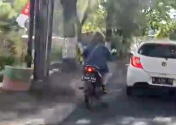 Tangkapan layar pengendara pelaku eksibisionis atau pamer kelamin yang tertangkap kamera korban di ruas jalan Kota Batu, Jawa Timur.