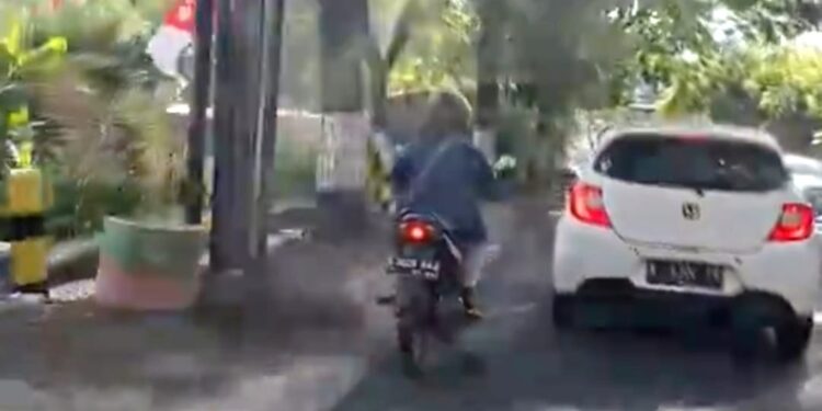 Tangkapan layar pengendara pelaku eksibisionis atau pamer kelamin yang tertangkap kamera korban di ruas jalan Kota Batu, Jawa Timur.
