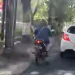 Tangkapan layar pengendara pelaku eksibisionis atau pamer kelamin yang tertangkap kamera korban di ruas jalan Kota Batu, Jawa Timur.