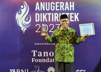Rektor Unisma saat menerima piagam penghargaan dalam Anugerah Diktiristek 2023.