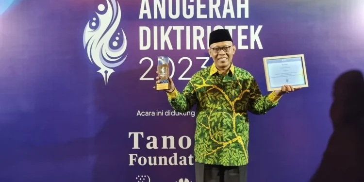 Rektor Unisma saat menerima piagam penghargaan dalam Anugerah Diktiristek 2023.