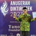 Rektor Unisma saat menerima piagam penghargaan dalam Anugerah Diktiristek 2023.
