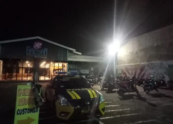 Area parkir Mie Gacoan usai terjadi kericuhan.