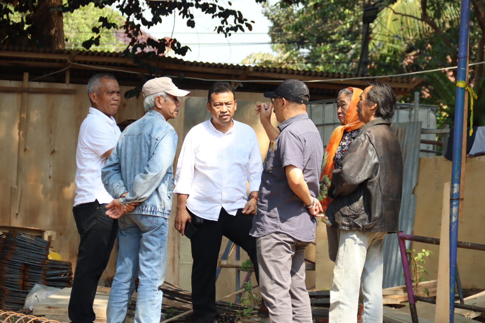 Anggota DPRD Kota Malang, Ahmad Wanedi, saat berbincang dengan warga.