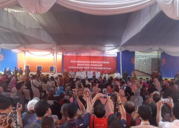 Presiden Joko Widodo saat berada di Gudang Bulog, Kota Malang untuk menyalurkan bantuan pangan.