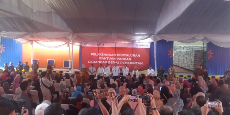 Presiden Joko Widodo saat berada di Gudang Bulog, Kota Malang untuk menyalurkan bantuan pangan.
