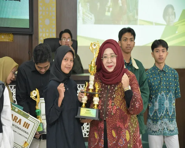 Dekan FEB UNISMA, Nur Diana, SE., M.Si menyerahkan pengharhaan. 