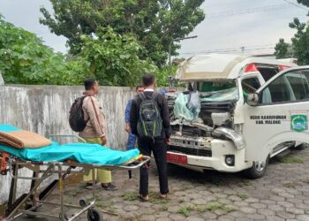 Kecelakaan yang melibatkan ambulans di Kabupaten Malang.