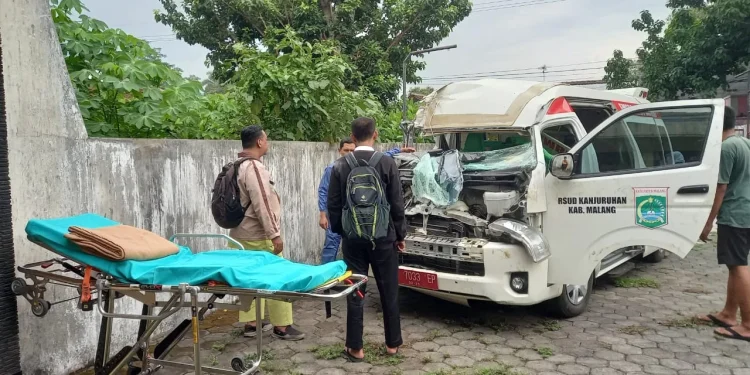Kecelakaan yang melibatkan ambulans di Kabupaten Malang.