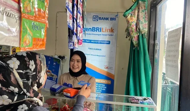 Fitri Kurnia salah satu agen BRILink yang berhasil raih jutaan rupiah perbulan.