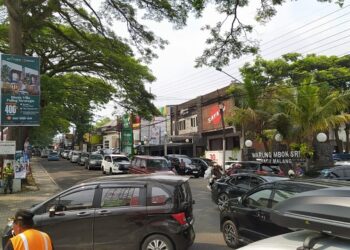 Situasi arus lalu lintas di Kota Batu, padat merayap di Jalan Ir Soekarno, dekat sejumlah obiek wisata dan pusat oleh-oleh, Minggu (31/12/2023).