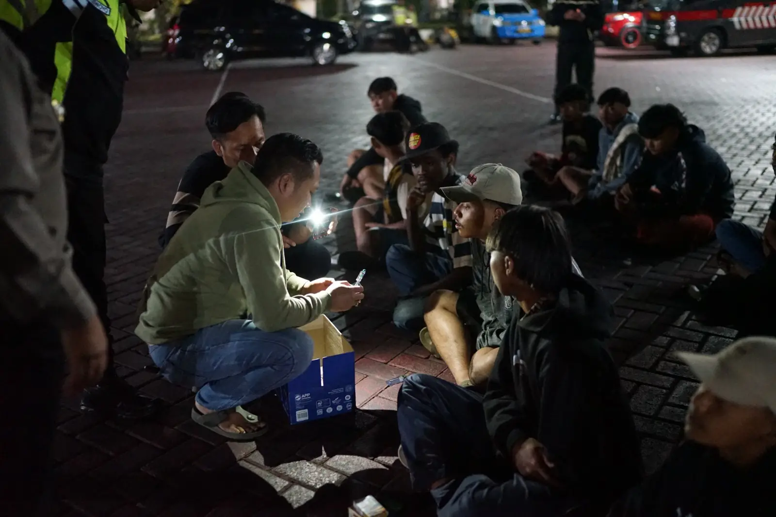 Petugas mendata dan memberikan pembinaan pada remaja yang terlibat balap liar. 