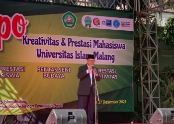 Rektor Unisma saat membuka expo kreativitas dan prestasi mahasiswa Unisma.