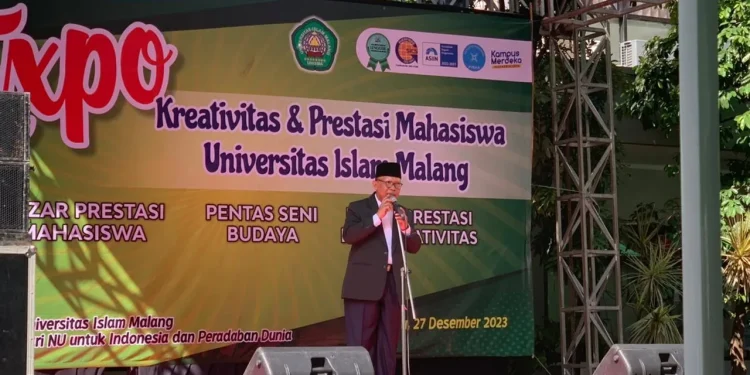 Rektor Unisma saat membuka expo kreativitas dan prestasi mahasiswa Unisma.