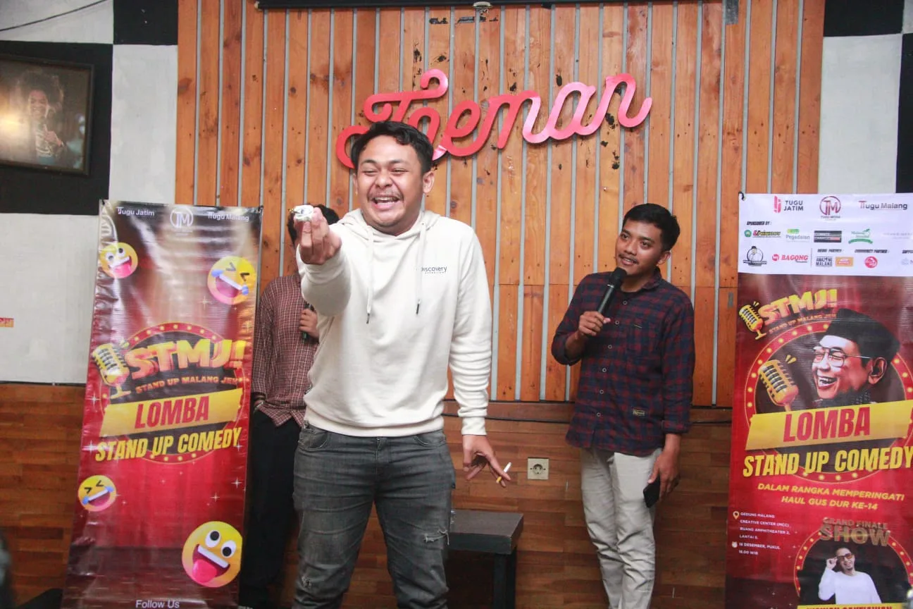 Salah satu dewan juri babak semi final STMJ yang ikut pecah.