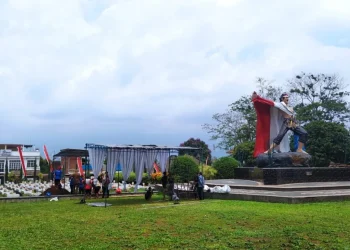 Suasana penggalian makam Eddy Rumpoko di TMP Untung Suropati Kota Batu.
