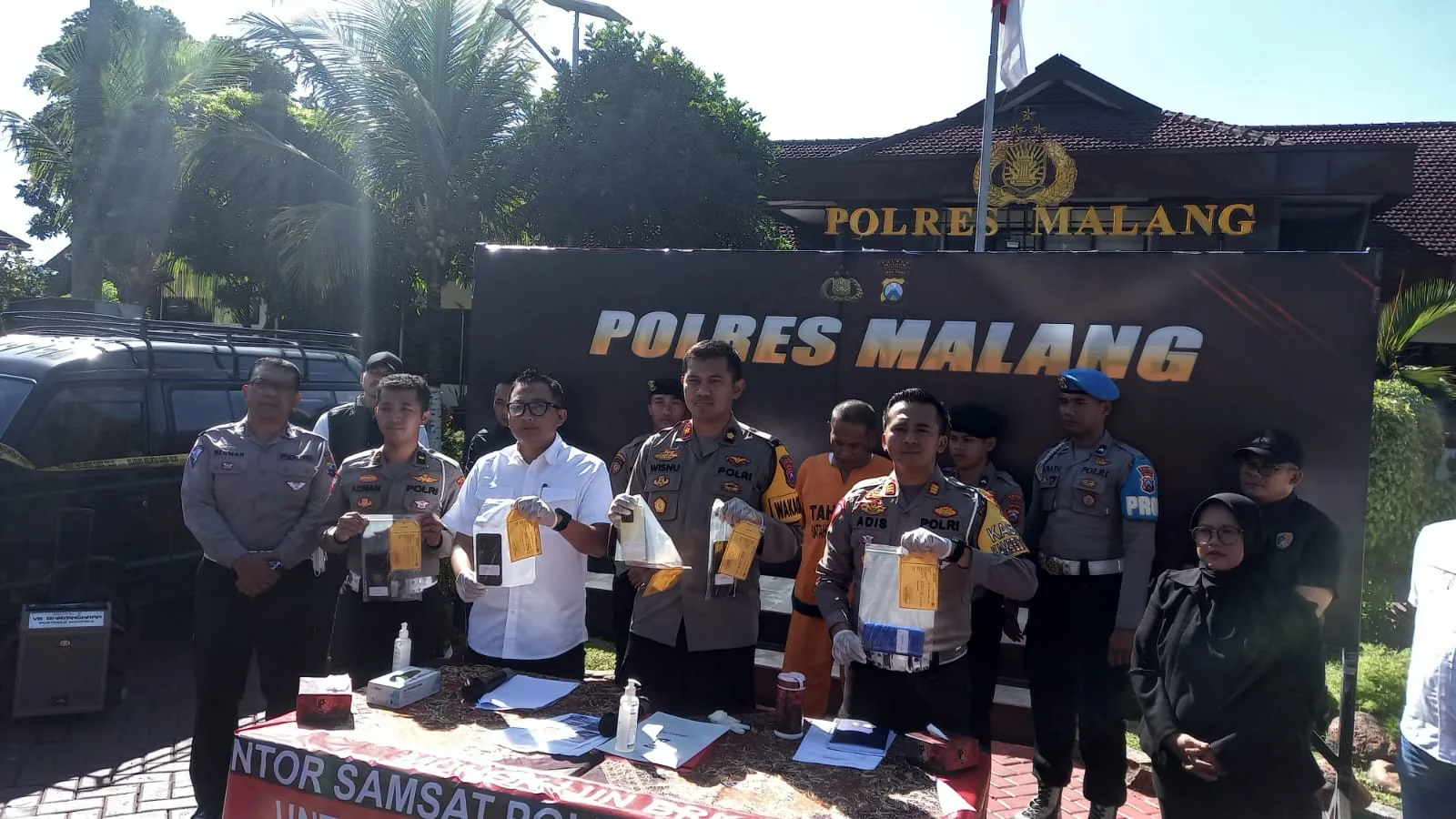 Polisi menunjukkan sejumlah barang bukti yang berhasil diamankan.