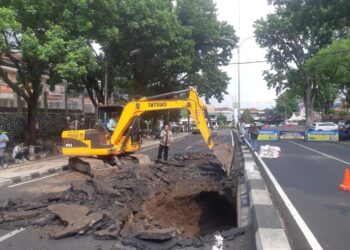Proses perbaikan akses jalan yang ambrol di Jalan Bandung, Kota Malang.