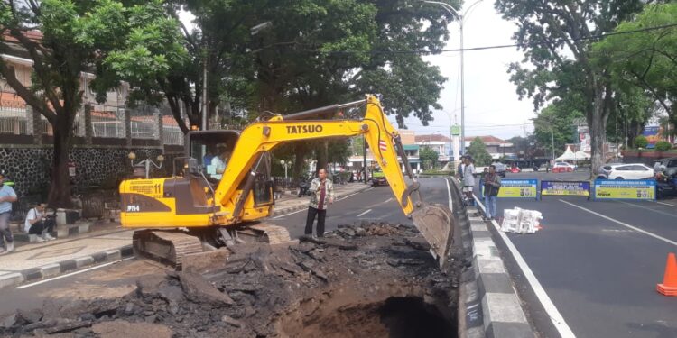Proses perbaikan akses jalan yang ambrol di Jalan Bandung, Kota Malang.