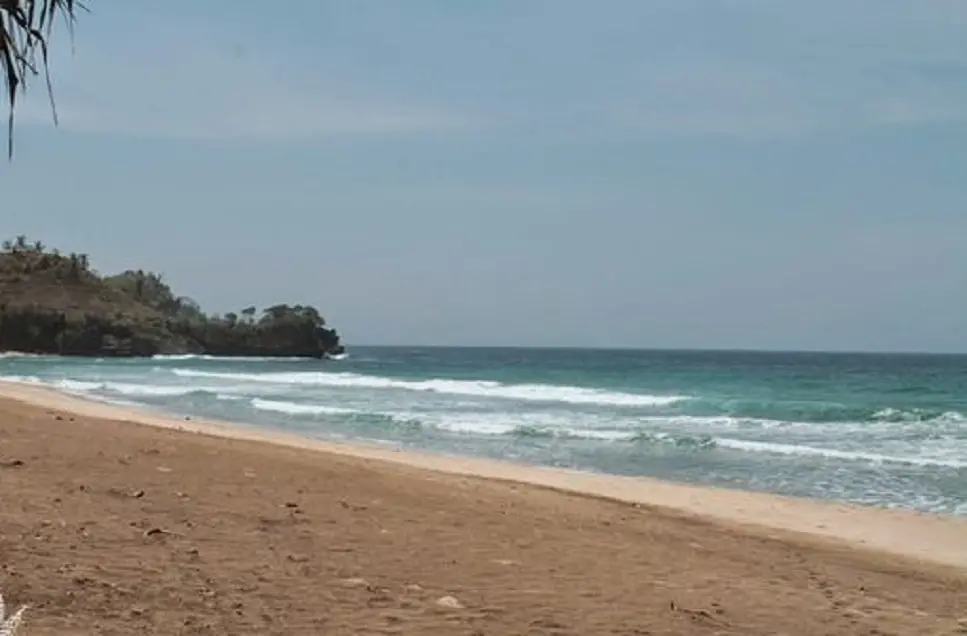 Pantai Nganteb, wisata pantai di Kabupaten Malang. 