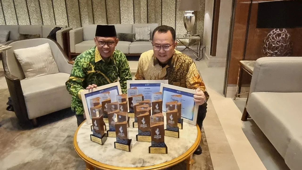Rektor Unisma (kiri) saat menerima piagam penghargaan dalam Anugerah Diktiristek 2023.