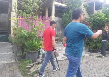Petugas kepolisian mengamankan barang bukti dari TKP pembunuhan dan mutilasi di Kota Malang. Berikut kronologi suami mutilasi istri di Kota Malang. 