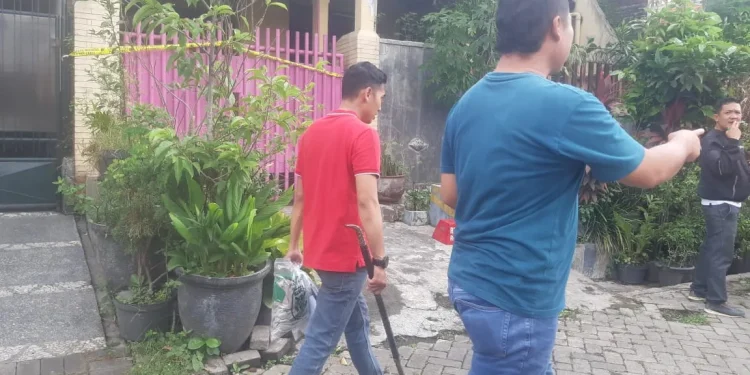 Petugas mengamankan barang bukti dari TKP pensiunan PLN mutilasi istri.