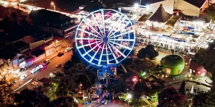 Wahana bianglala ikonik di Alun-Alun Kota Batu, Jawa Timur akan diganti baru karena dinilai sudah tak layak