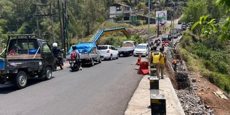 Dinas PUPR Kota Batu saat melakukan perbaikan plengsengan di kawasan Jurang Susuh. Kawasan ini merupakan jalur alternatif penting penghubung dari Karangploso