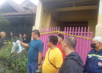 Petugas mengamankan barang bukti dari TKP suami mutilasi istri di Kota Malang.