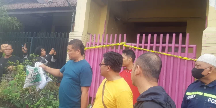 Petugas mengamankan barang bukti dari TKP suami mutilasi istri di Kota Malang.