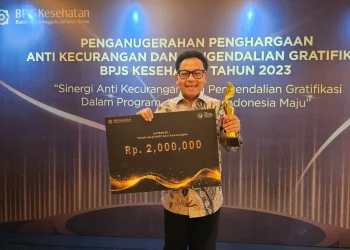 Drs H Sutiaji, mantan Walikota Malang terima penghargaan sebagai tokoh tokoh Inspiratif Anti Kecurangan dan Anti Gratifikasi dalam implementasi pencegahan kecurangan pengelolaan Jaminan Kesehatan Nasional (JKN) dari BPJS Kesehatan.