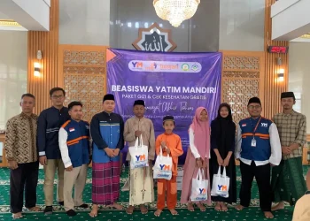 Acara santunan untuk anak yatim oleh Masjid Al-Ghozali Pesantren Mahasiswa Al-Hikam Malang.