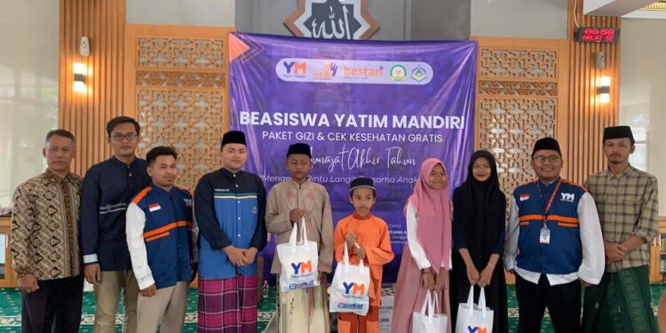 Acara santunan untuk anak yatim oleh Masjid Al-Ghozali Pesantren Mahasiswa Al-Hikam Malang.