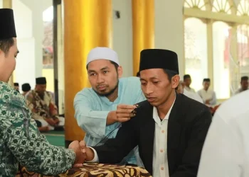 Ach Khoiron Nafis saat diakad oleh Kiai Ach Dhofir Zuhry, pengasuh Pesantren Luhur Baitul Hikmah.