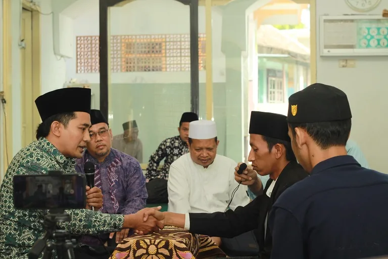 Ach Khoiron Nafis saat diakad oleh Kiai Ach Dhofir Zuhry, pengasuh Pesantren Luhur Baitul Hikmah.