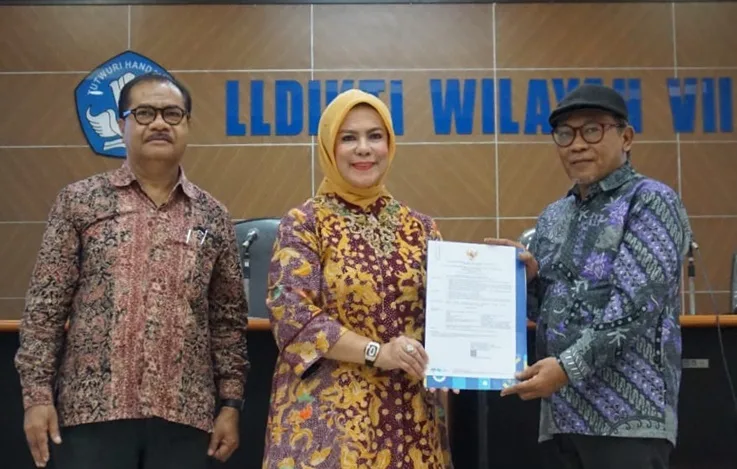 Dr. Stefanus Yufra, Prof. Dr. Dyah Sawitri, dan Prof. Dr. Daniel Ginting.