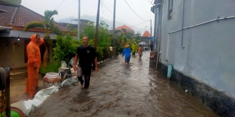 Kawasan Jalan Mawar Putih, Dusun Sukorembug, Desa Sidomulyo, Kecamatan Batu, Kota Batu dilanda banjir, Jumat (1/12/2023). Foto: Istimewa