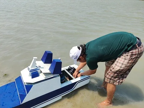 Prototipe kapal penebar pakan ikan