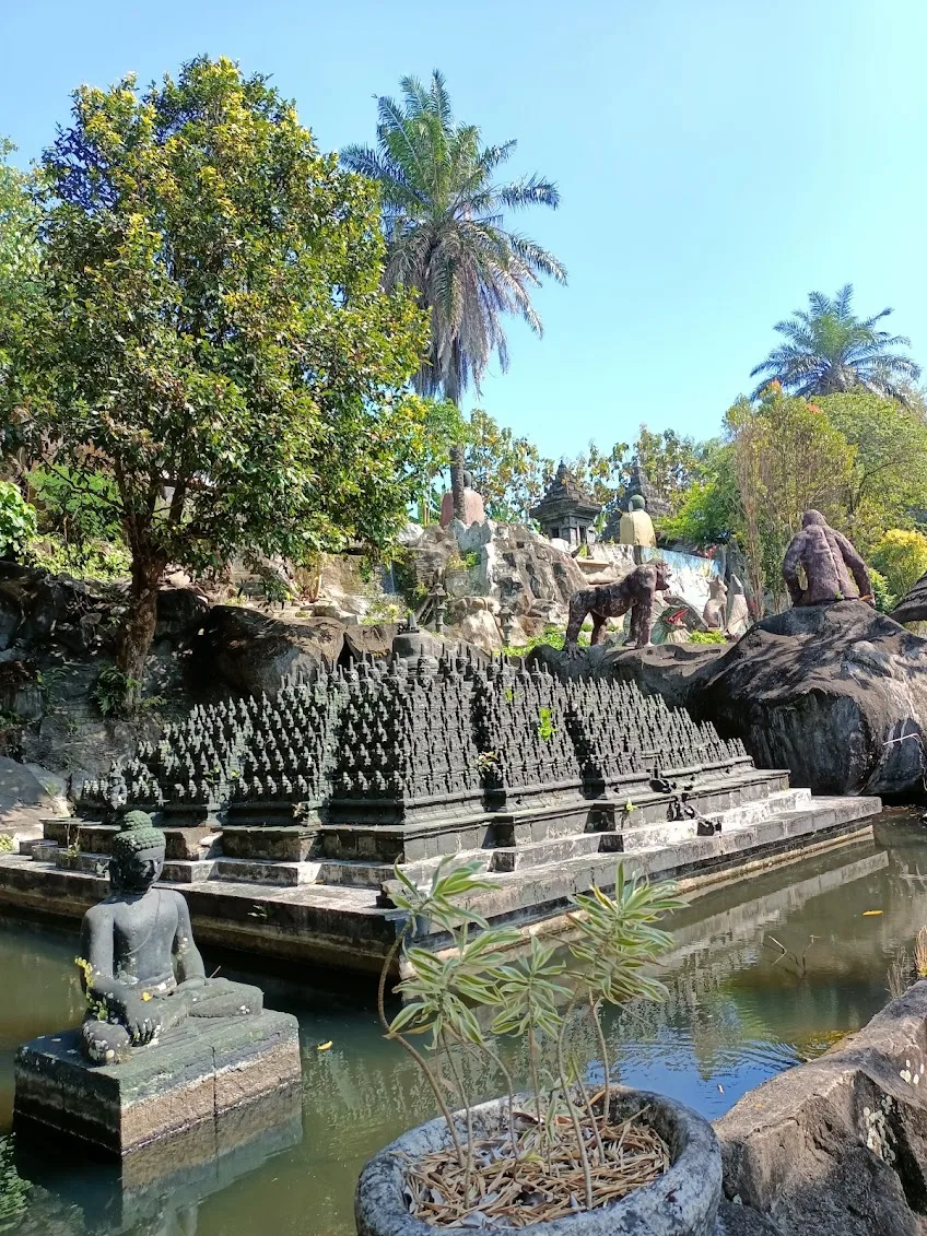 Miniatur patung dan candi
