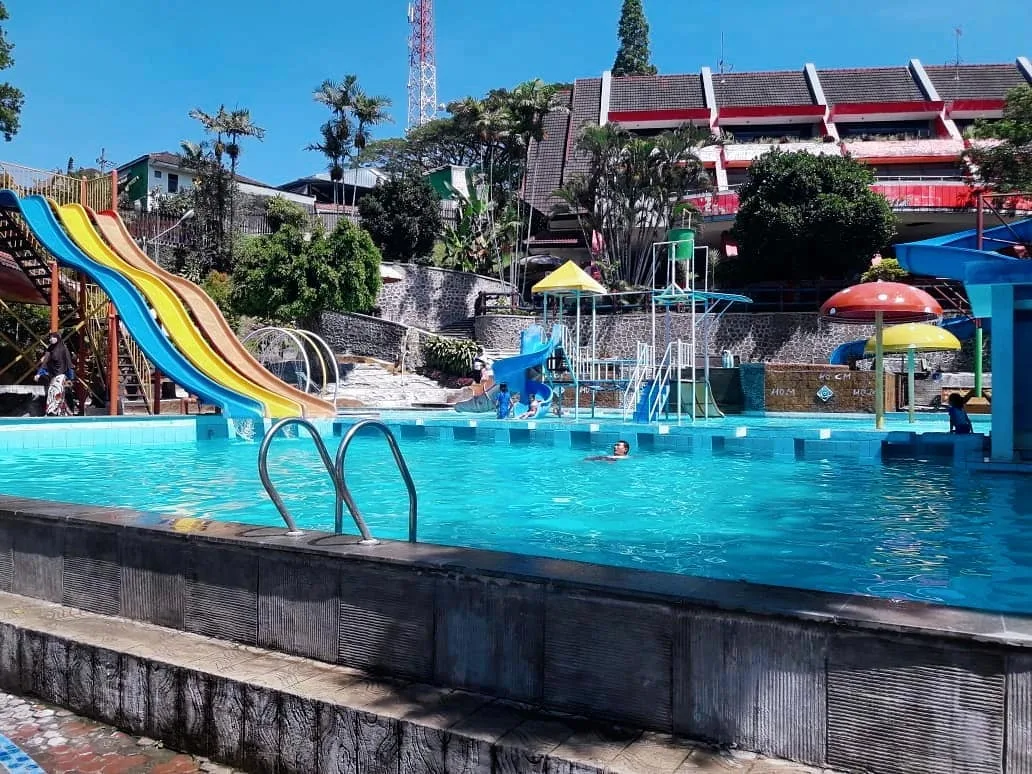 Kolam renang Tlogomas