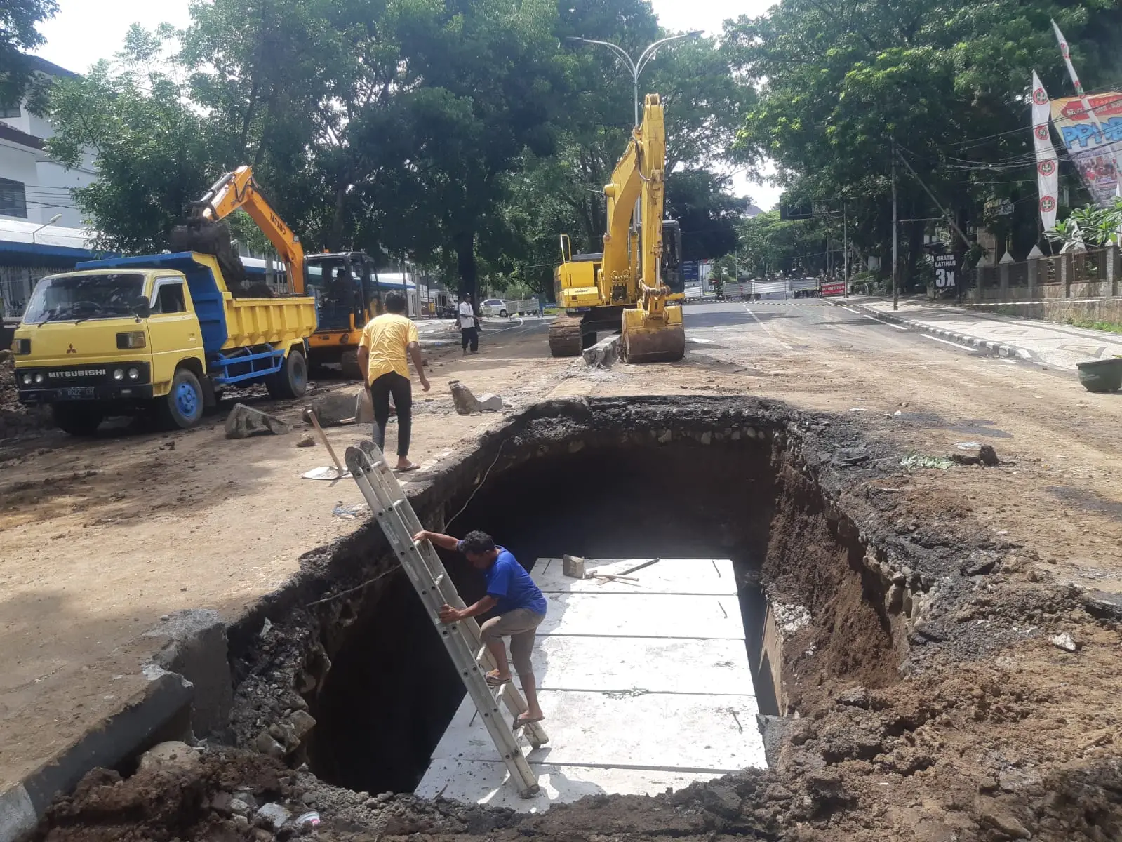 Perbaikan jalan Bandung