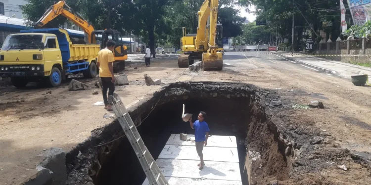 Jalan Bandung Kota Malang Ambrol