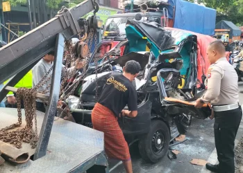Pick Up Tabrak truk parkir